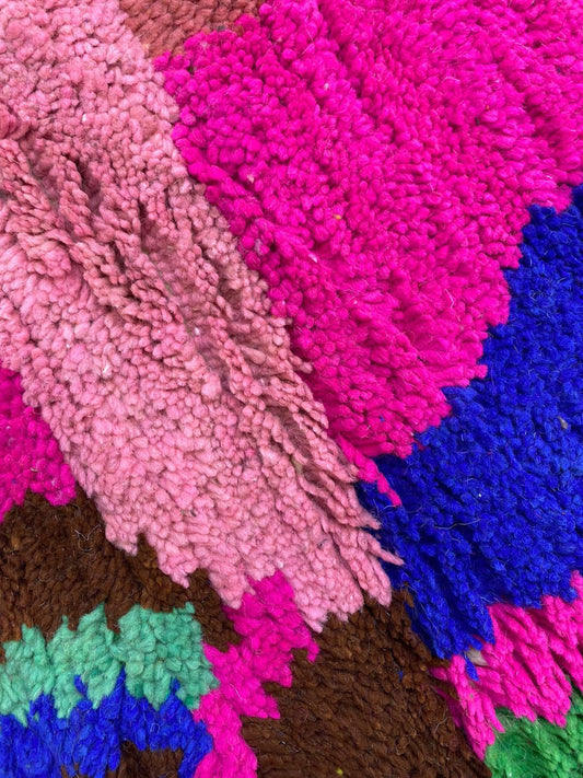 Tapis marocain berbère abstrait coloré et audacieux. Tapis personnalisés faits à la main pour le salon.