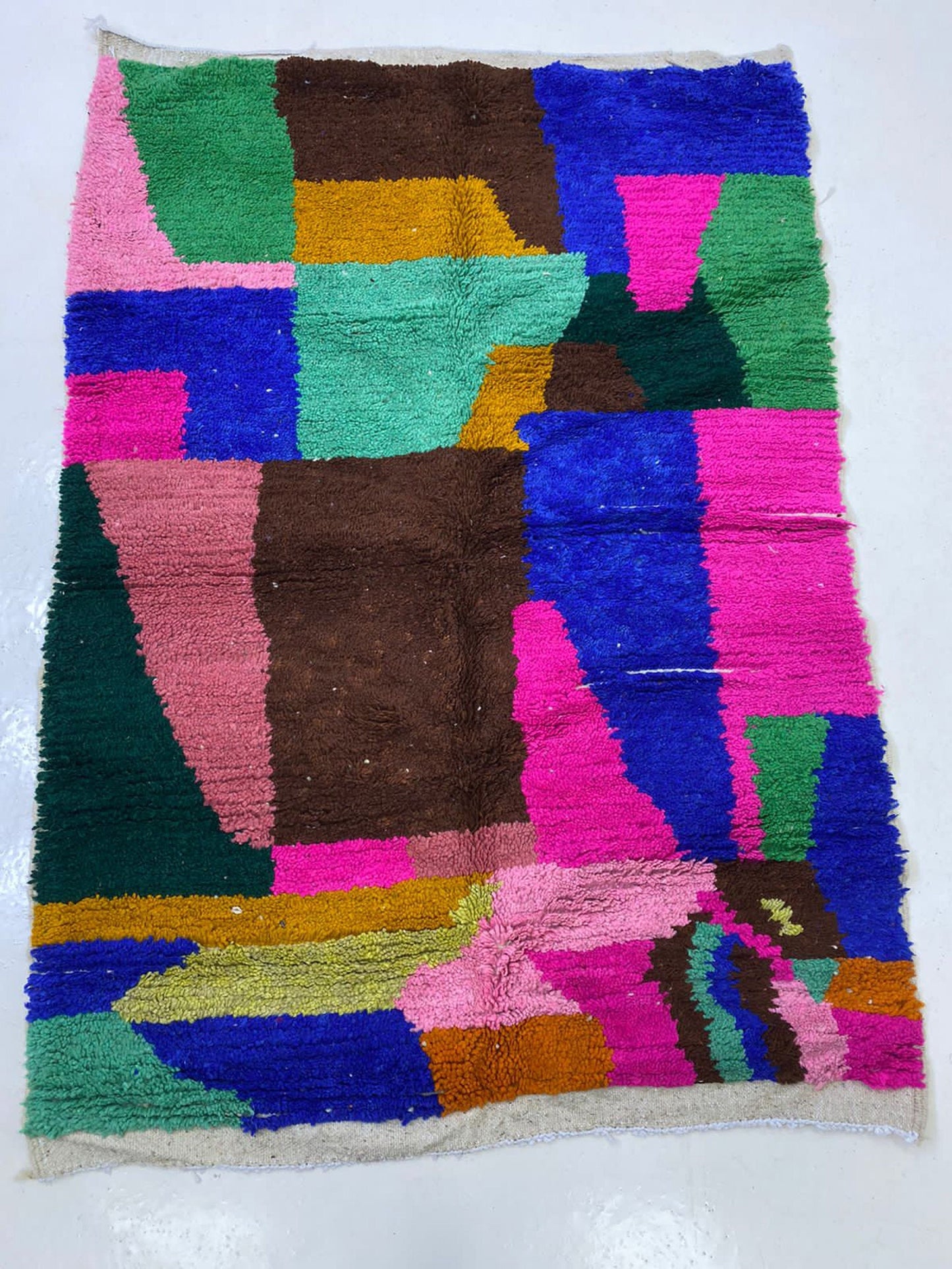 Tapis marocain berbère abstrait coloré et audacieux. Tapis personnalisés faits à la main pour le salon.