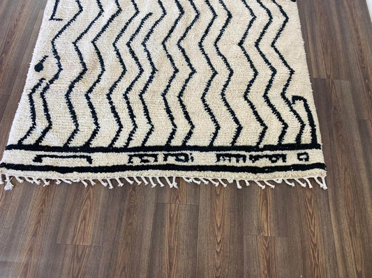 Tapis marocain fait main, tapis berbère beni ourain noir et blanc cassé.