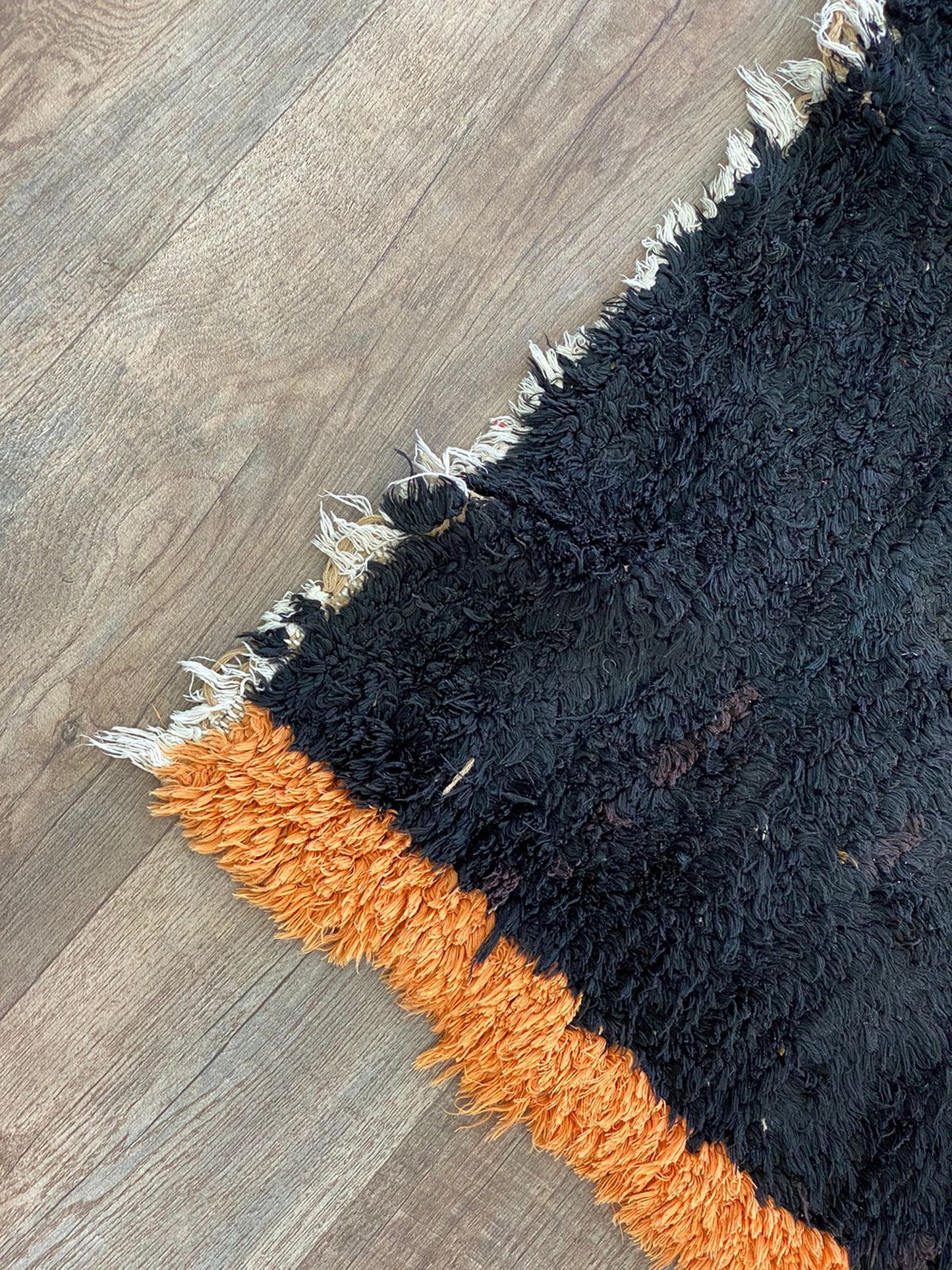 Tapis tissés marocains noirs et oranges 3x6 pieds.