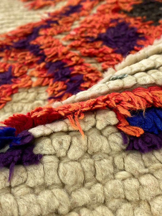 Tapis berbère marocain coloré de petite taille 3x5 pieds.