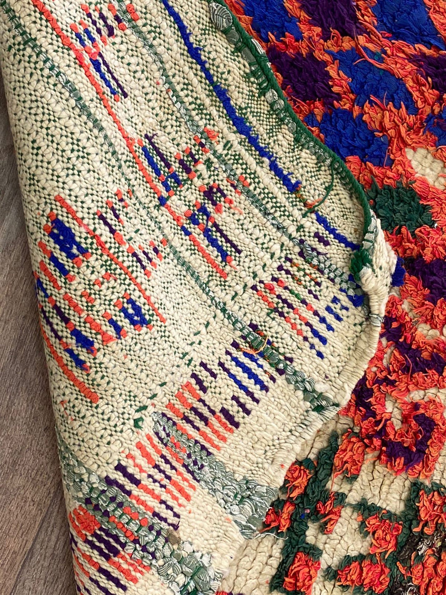 Tapis berbère marocain coloré de petite taille 3x5 pieds.