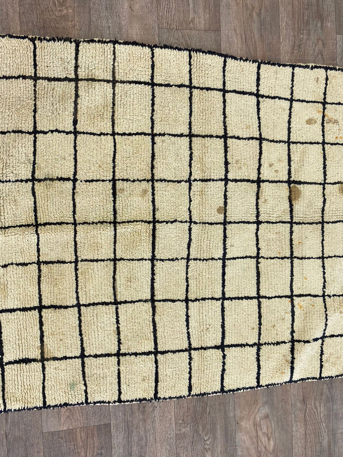 Tapis marocain en laine blanche et noire 4x6 pieds.