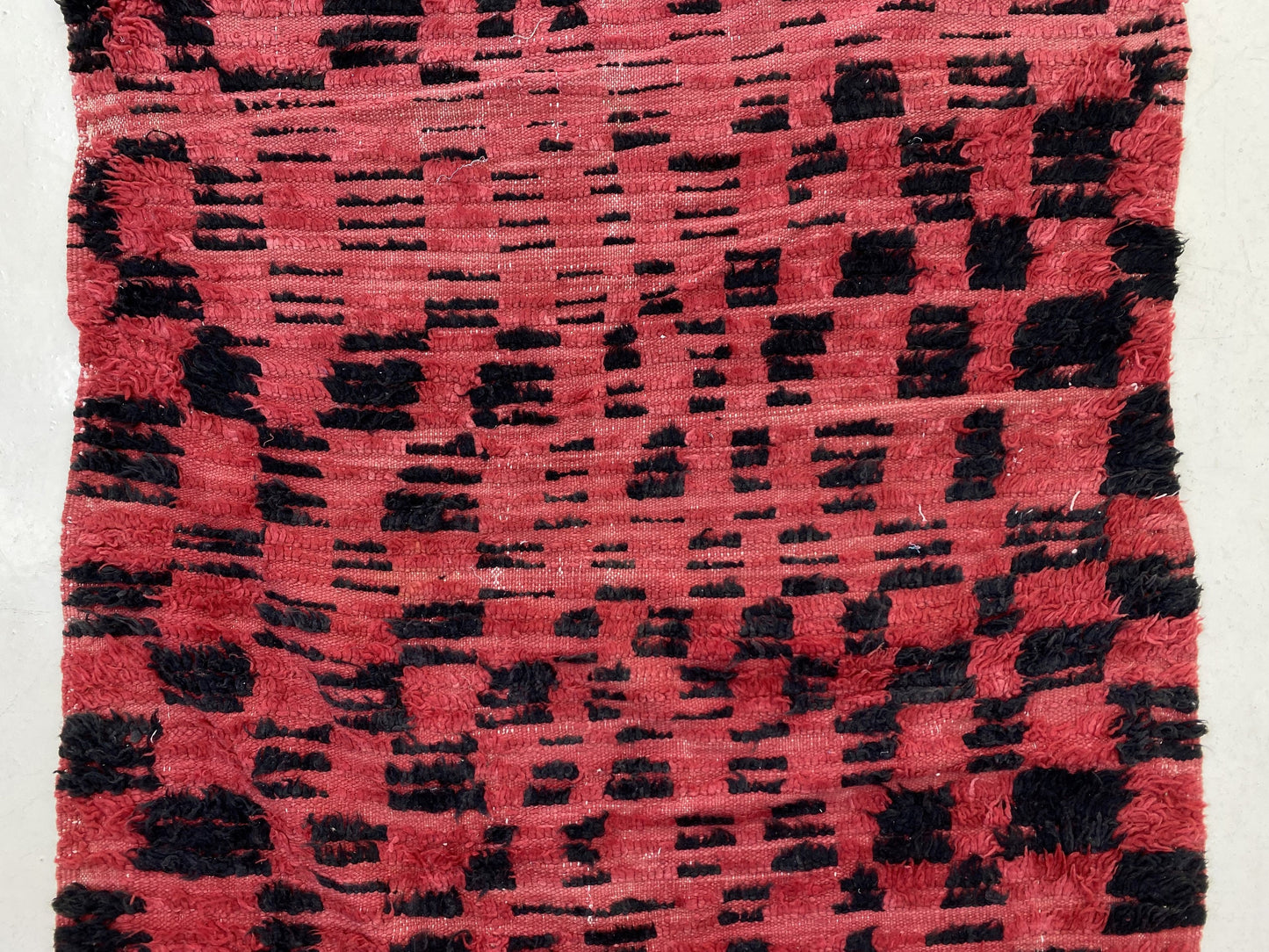 Tapis de couloir marocain à carreaux rouge et noir 4x11.