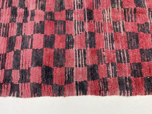 Tapis de couloir marocain à carreaux long rouge et noir 3x13 pi.