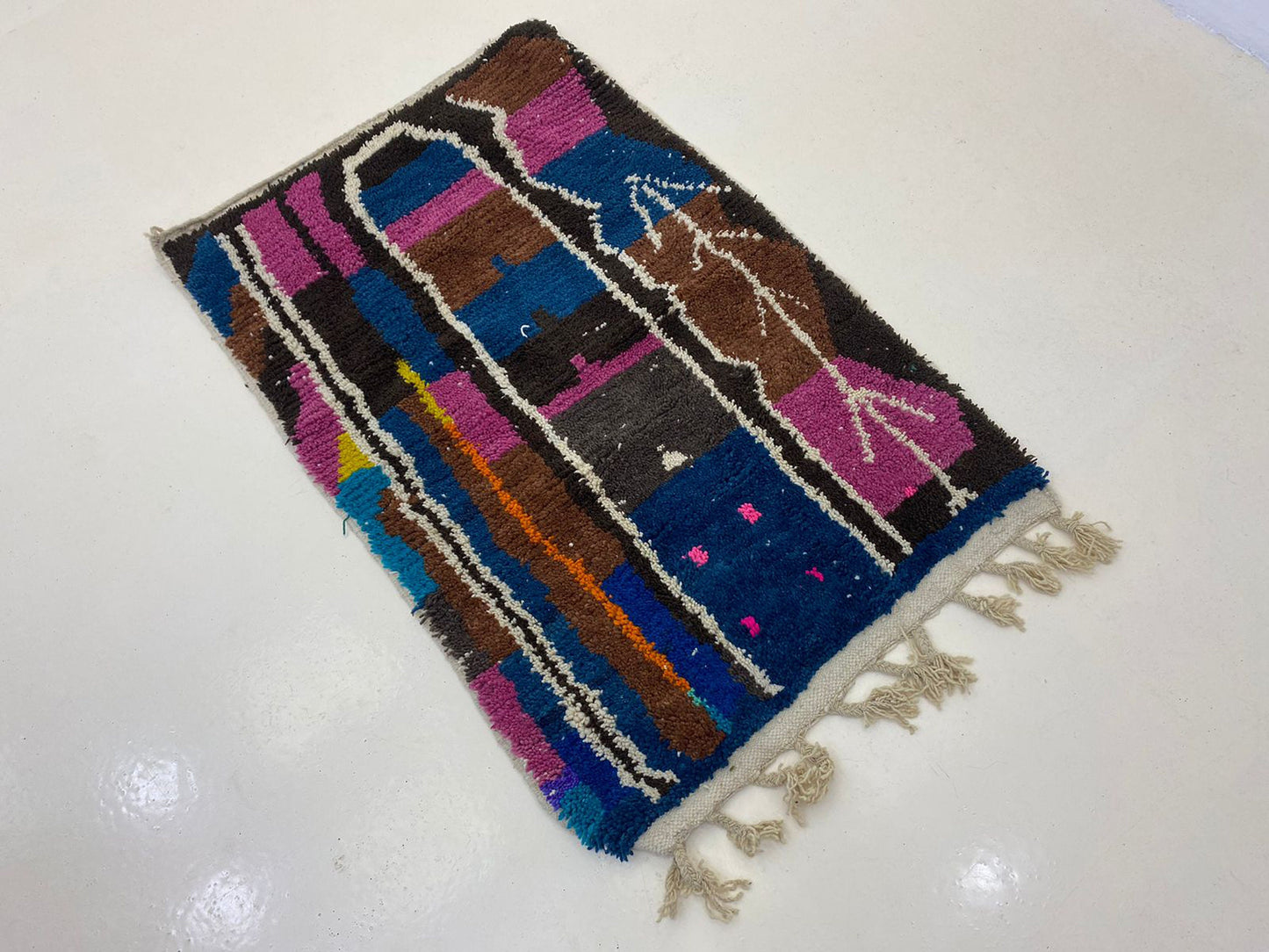 Décoration d'intérieur bohème, tapis marocain coloré fait main.