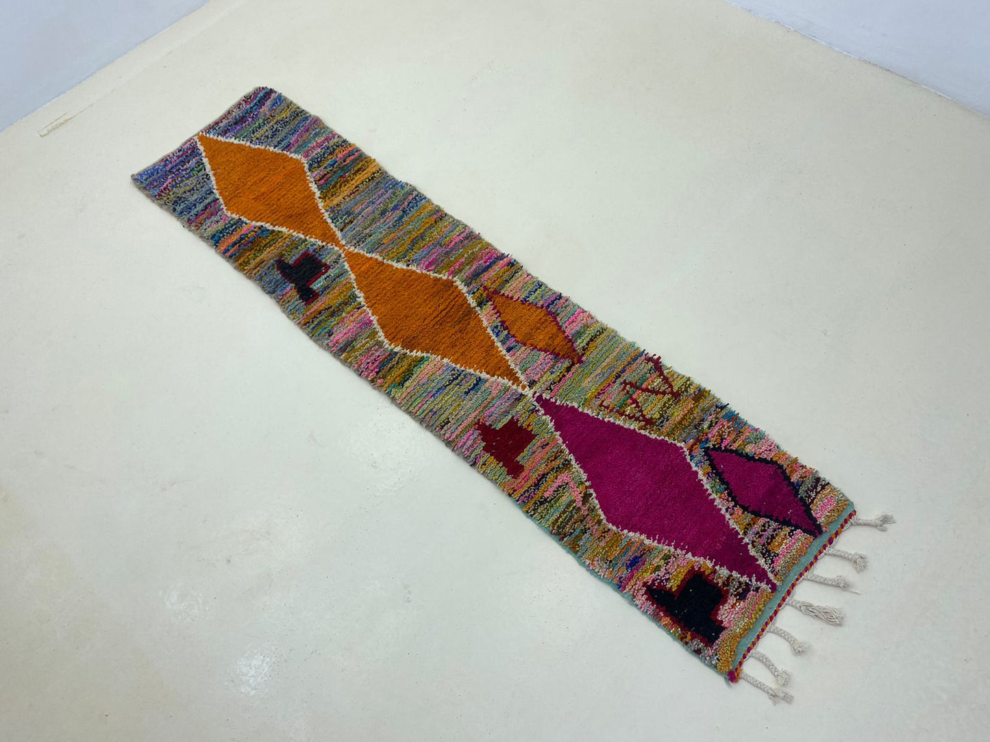 Tapis de couloir en laine marocaine, tapis de couloir berbère tissé à la main, tapis fait main sur mesure.
