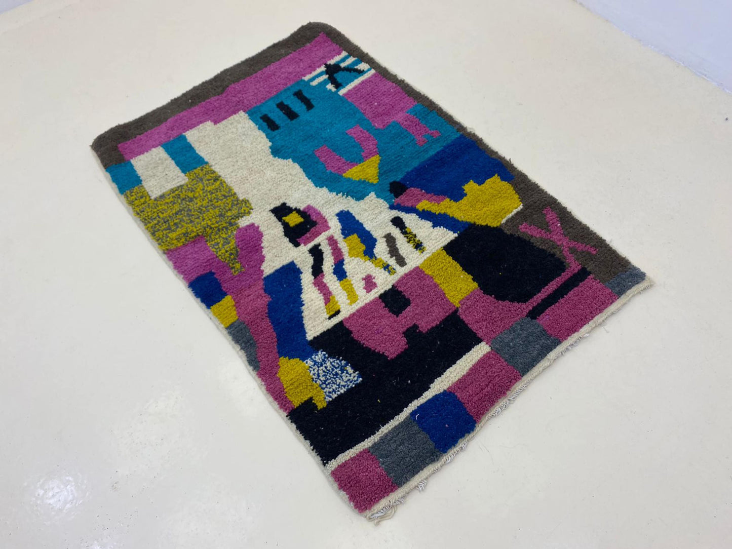 Tapis marocain personnalisé, tapis artisanal berbère unique, tapis abstrait fait main.