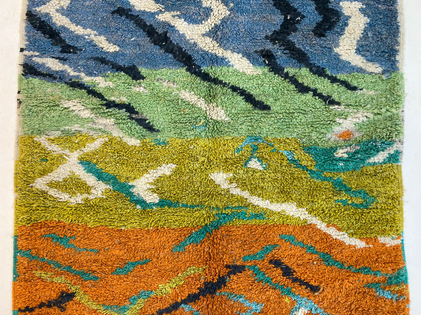 Tapis marocain en laine coloré fait main, tapis berbère personnalisé pour le salon.