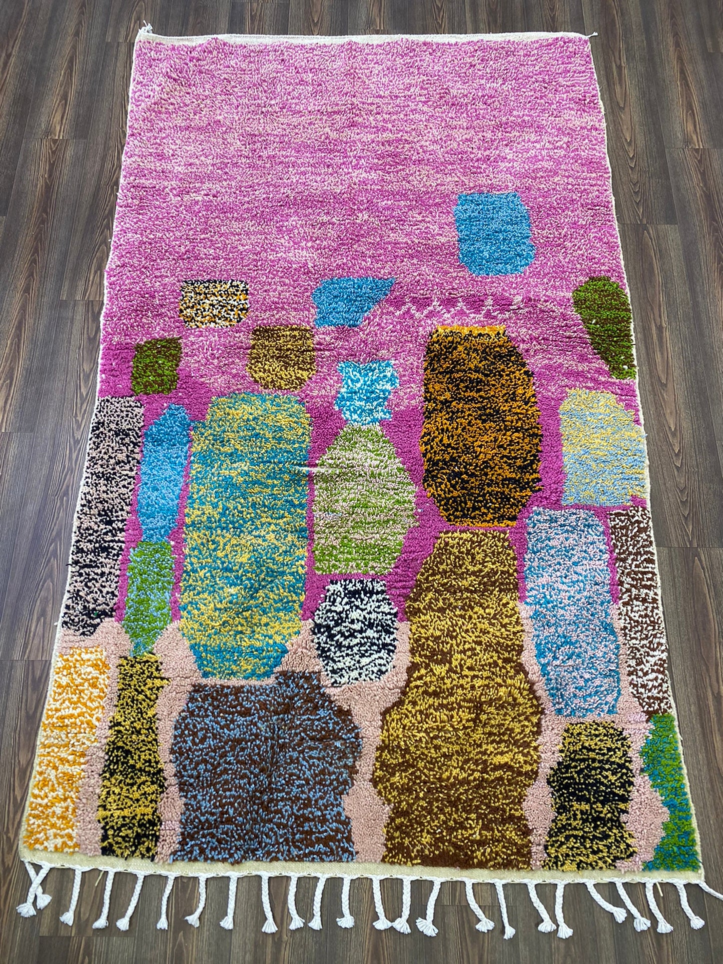 Tapis berbère personnalisé noué à la main, tapis marocain coloré.