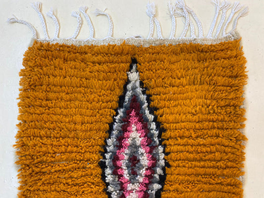 Tapis berbère en laine noué à la main, tapis de décoration d'intérieur bohème marocain fait à la main.