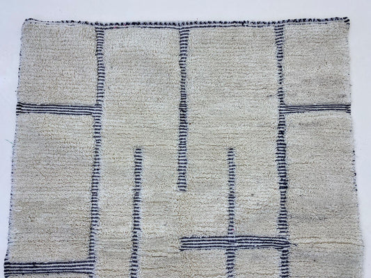 Tapis bohème marocain fait main, design minimaliste et coloré.