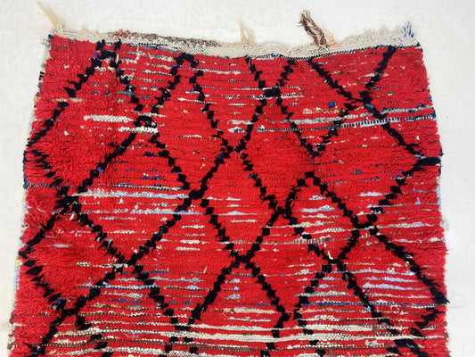 Tapis rouge audacieux avec motif de diamants noirs 4x8,5, tapis marocain vintage tissé à la main.