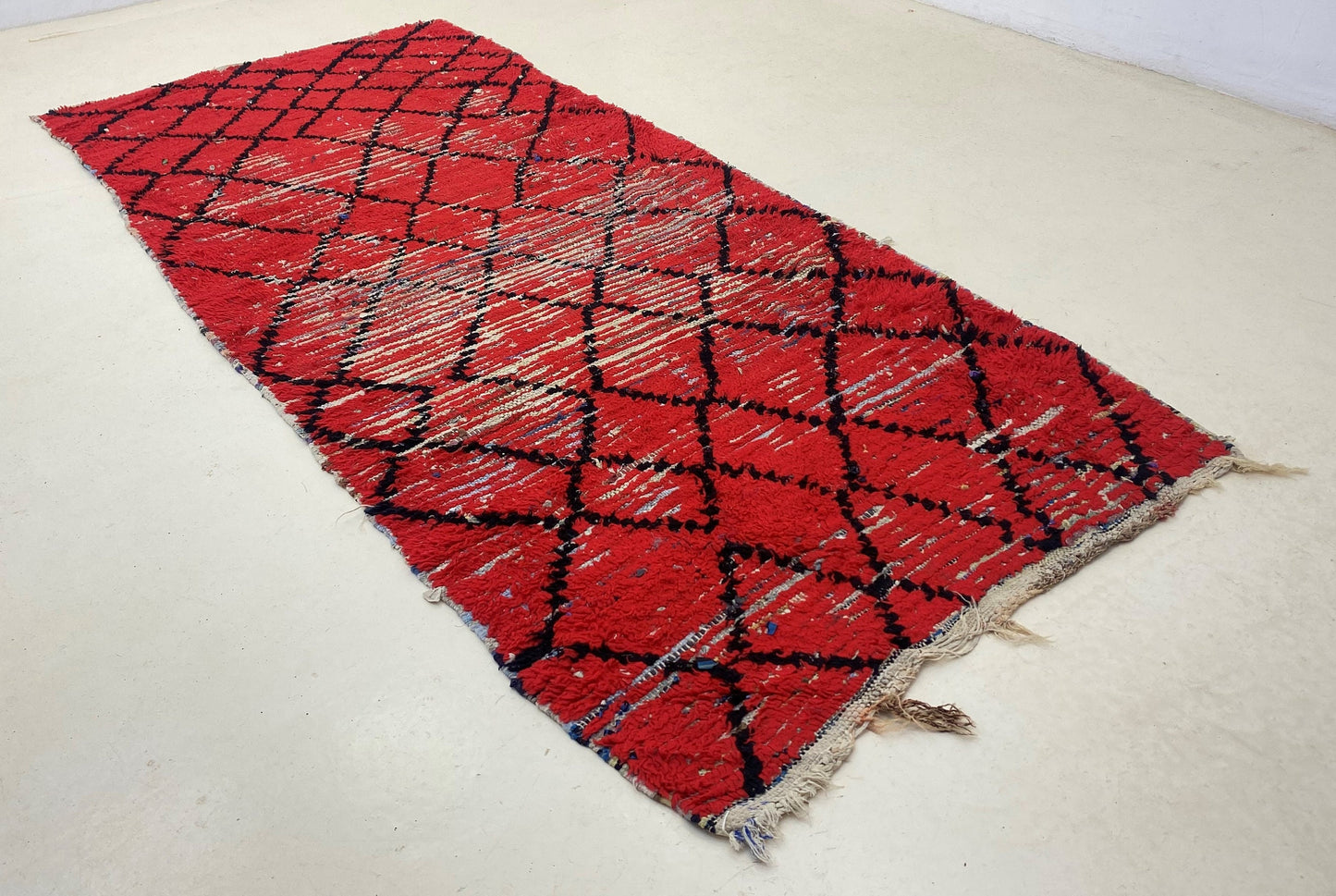 Tapis rouge audacieux avec motif de diamants noirs 4x8,5, tapis marocain vintage tissé à la main.