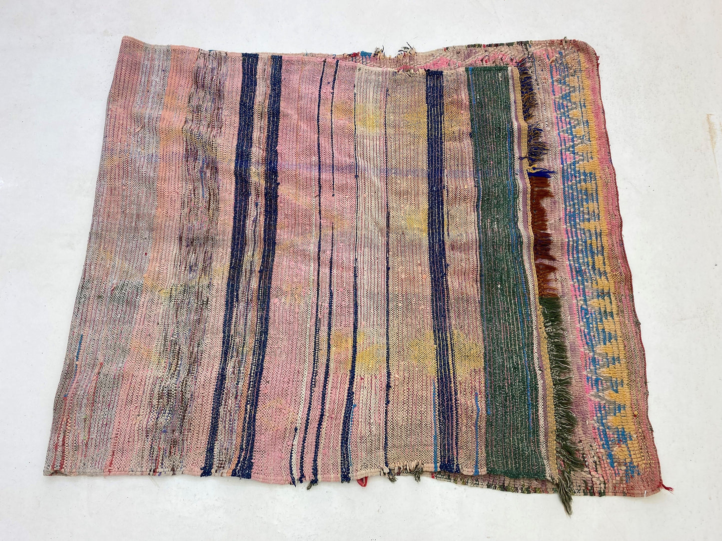 Tapis marocain vintage 5x10, design berbère traditionnel.