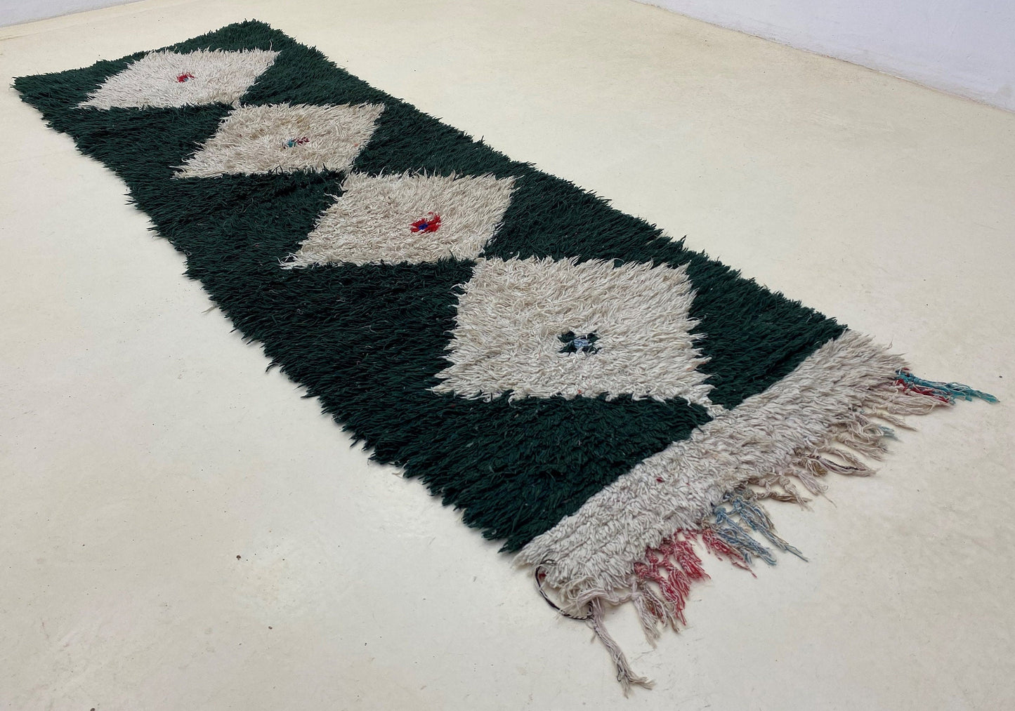 Tapis de couloir marocain vintage à motif de diamants 3x9 pi.