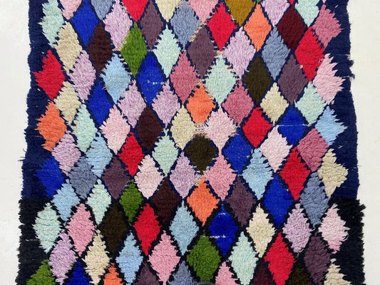 Tapis marocain vintage coloré 4x7, design diamant unique.