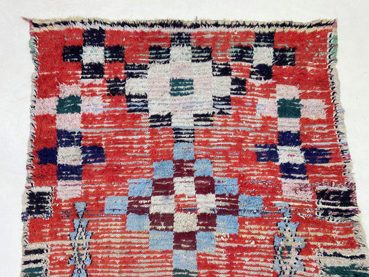 Tapis vintage marocain coloré, style bohème éclectique.