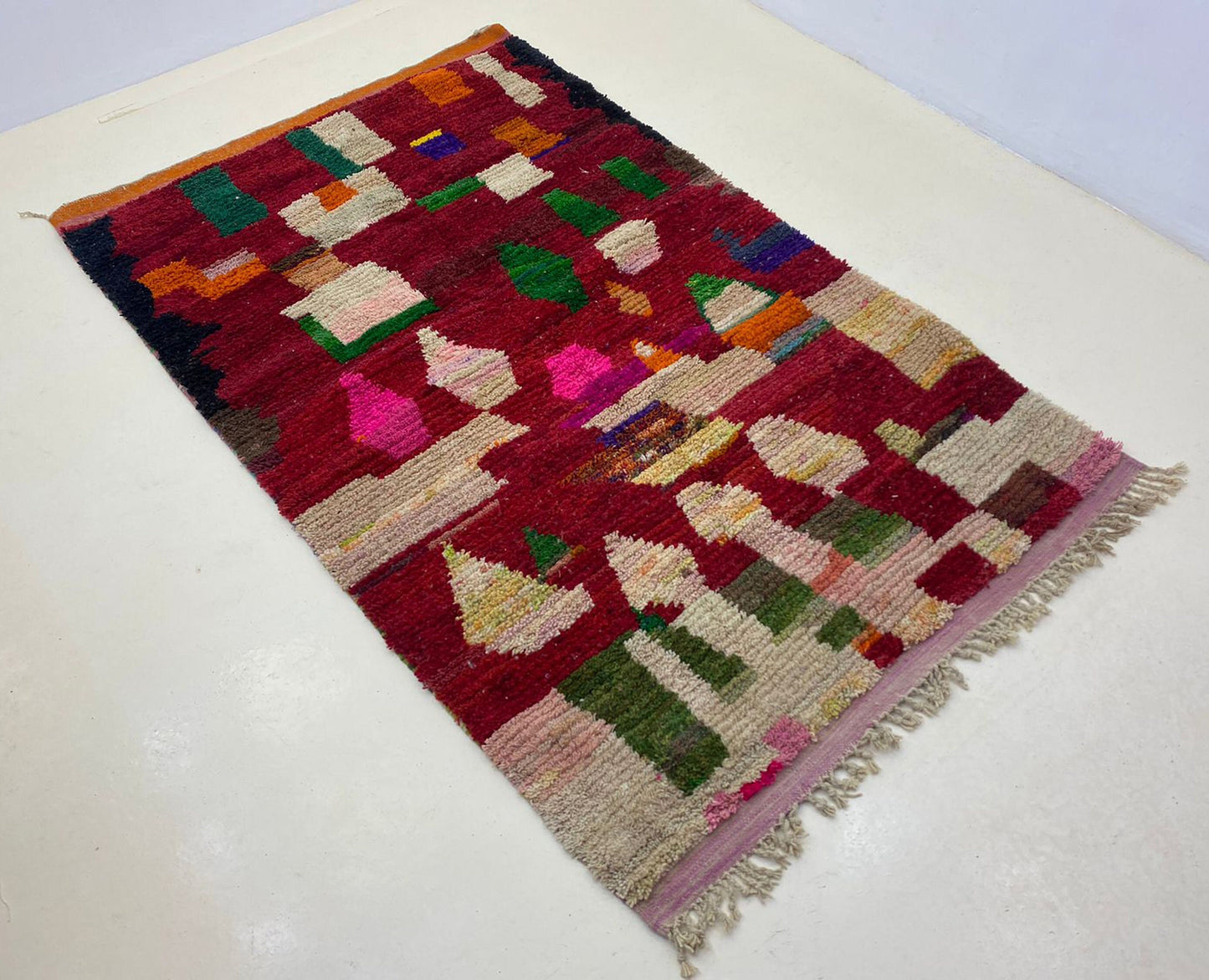 Tapis berbère marocain fabriqué à la main, tapis personnalisé unique.