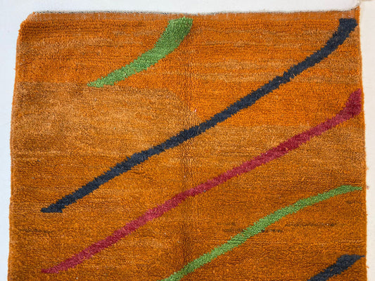 Tapis berbère marocain en laine noué à la main unique, tapis sur mesure.