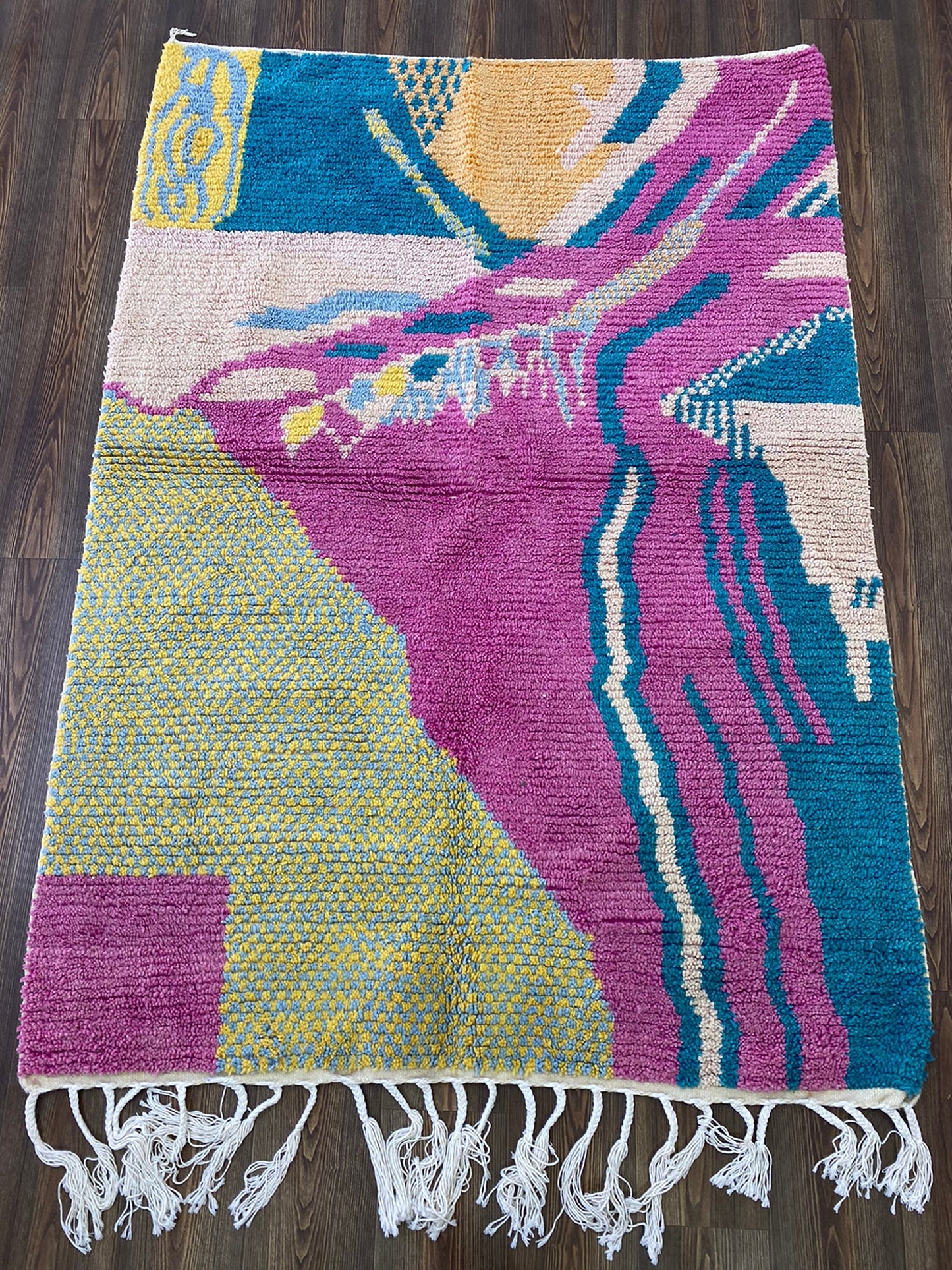 Tapis marocain coloré, tapis berbère personnalisé fait à la main pour le salon.