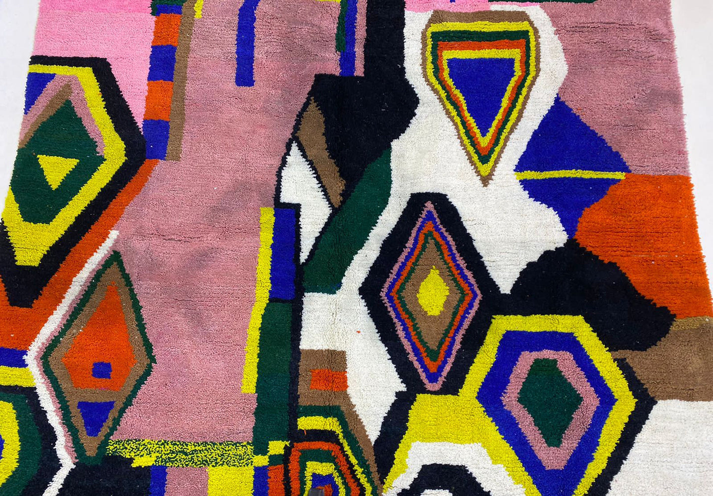 Tapis bohème marocain fait main, tapis berbère en laine tissé à la main.