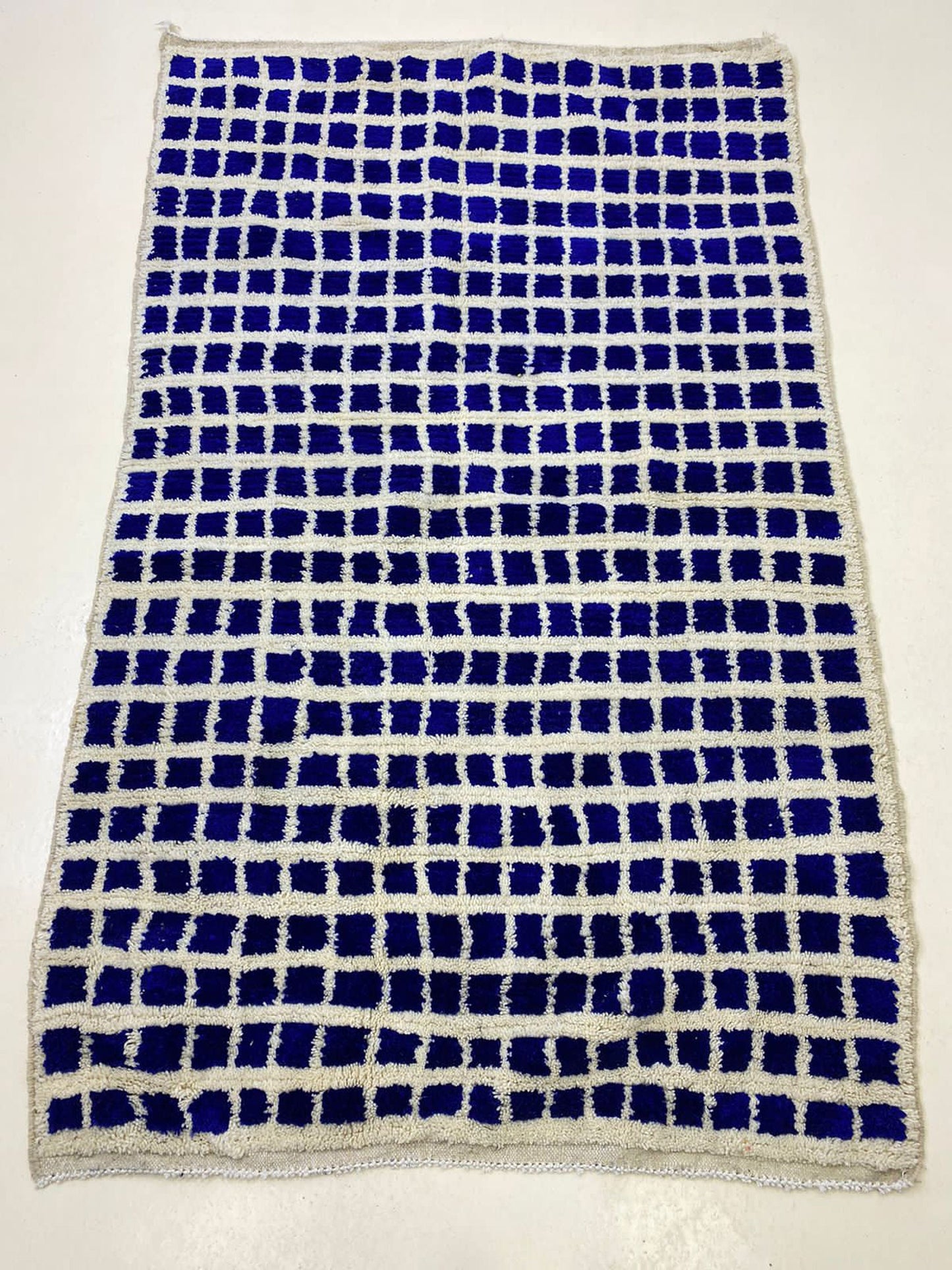 Tapis à carreaux noir et blanc, style marocain fabriqué à la main, tapis berbère personnalisé.