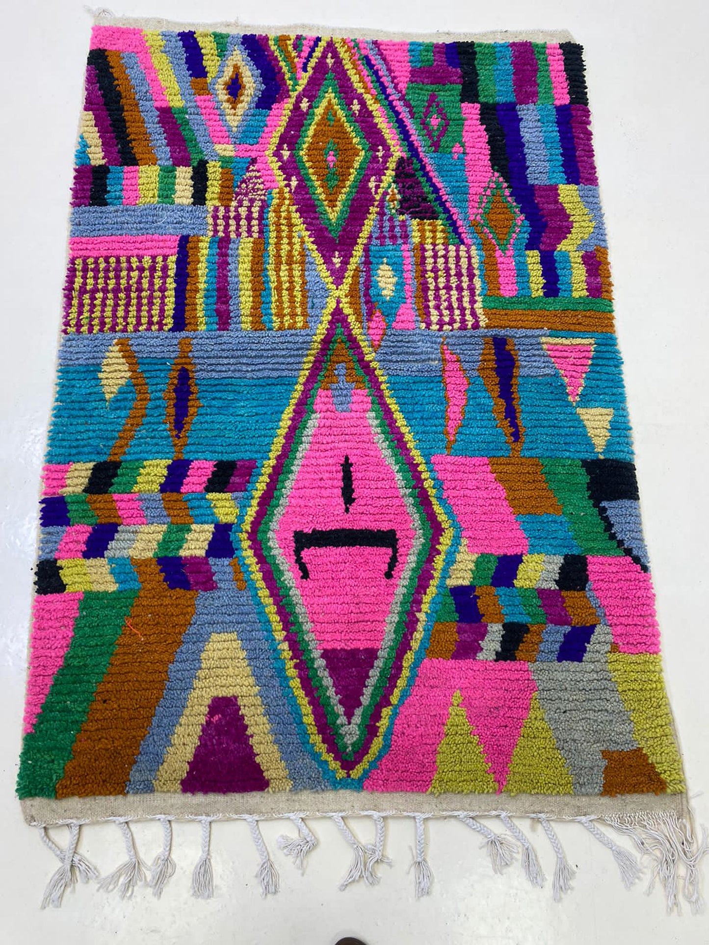 Tapis marocain tissé à la main vibrant, tapis berbère personnalisé coloré.