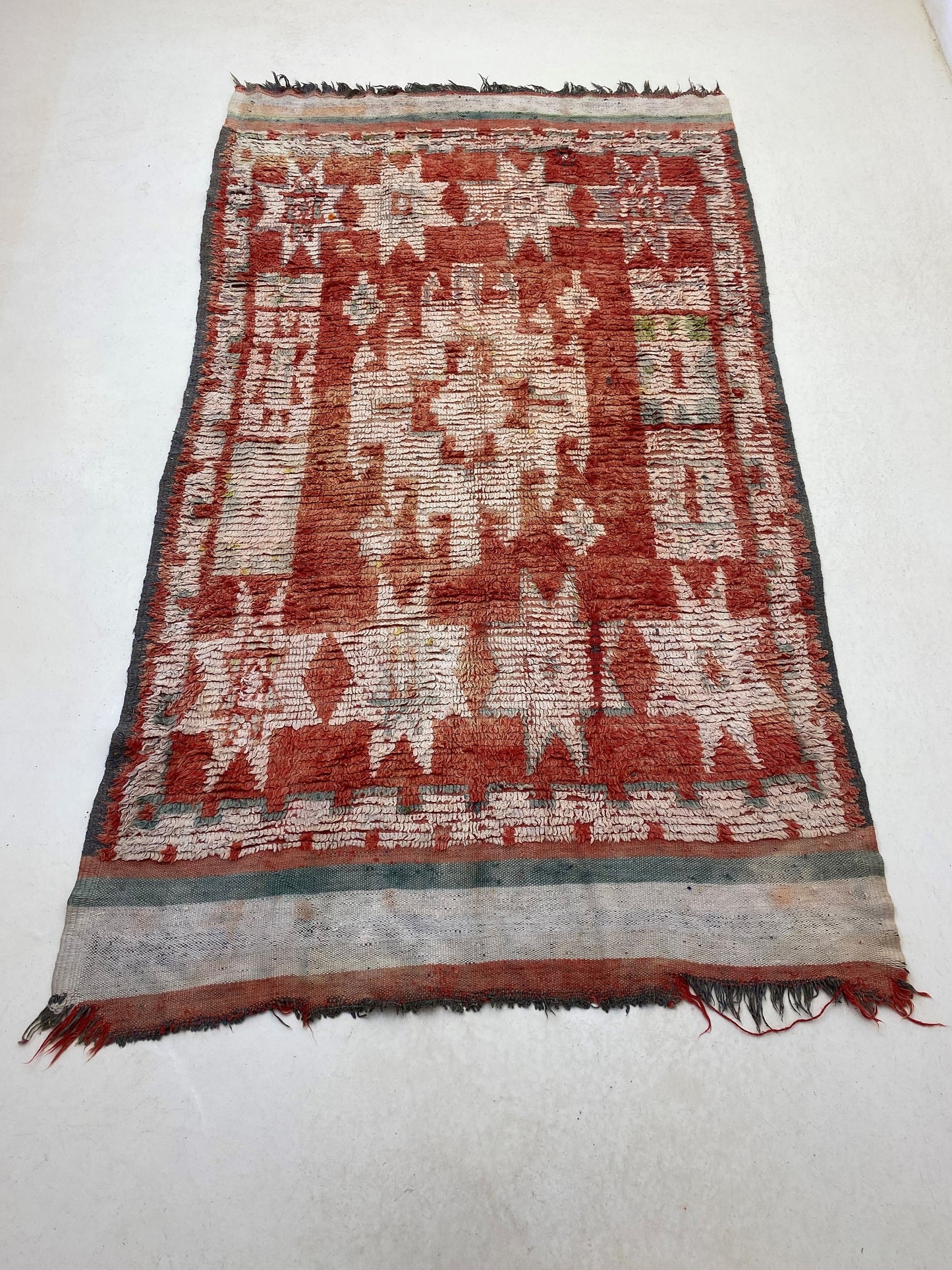 Vintage Berber Moroccan rug 5.5x9 ft.