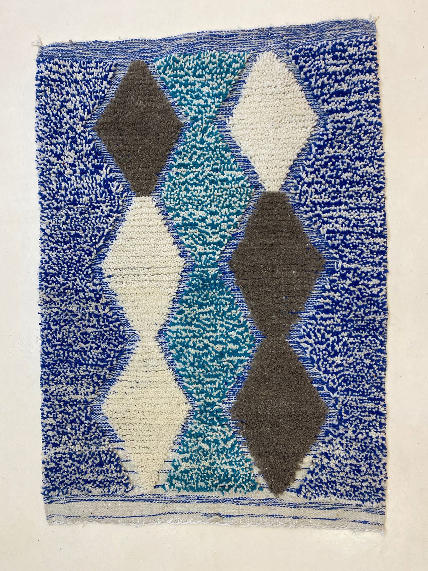 Tapis en laine marocain fait à la main, tapis de décoration d'intérieur personnalisé unique.