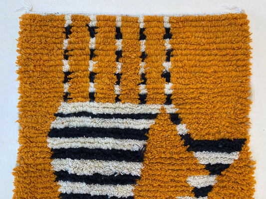 Tapis abstrait unique fait à la main, tapis berbère marocain personnalisé.