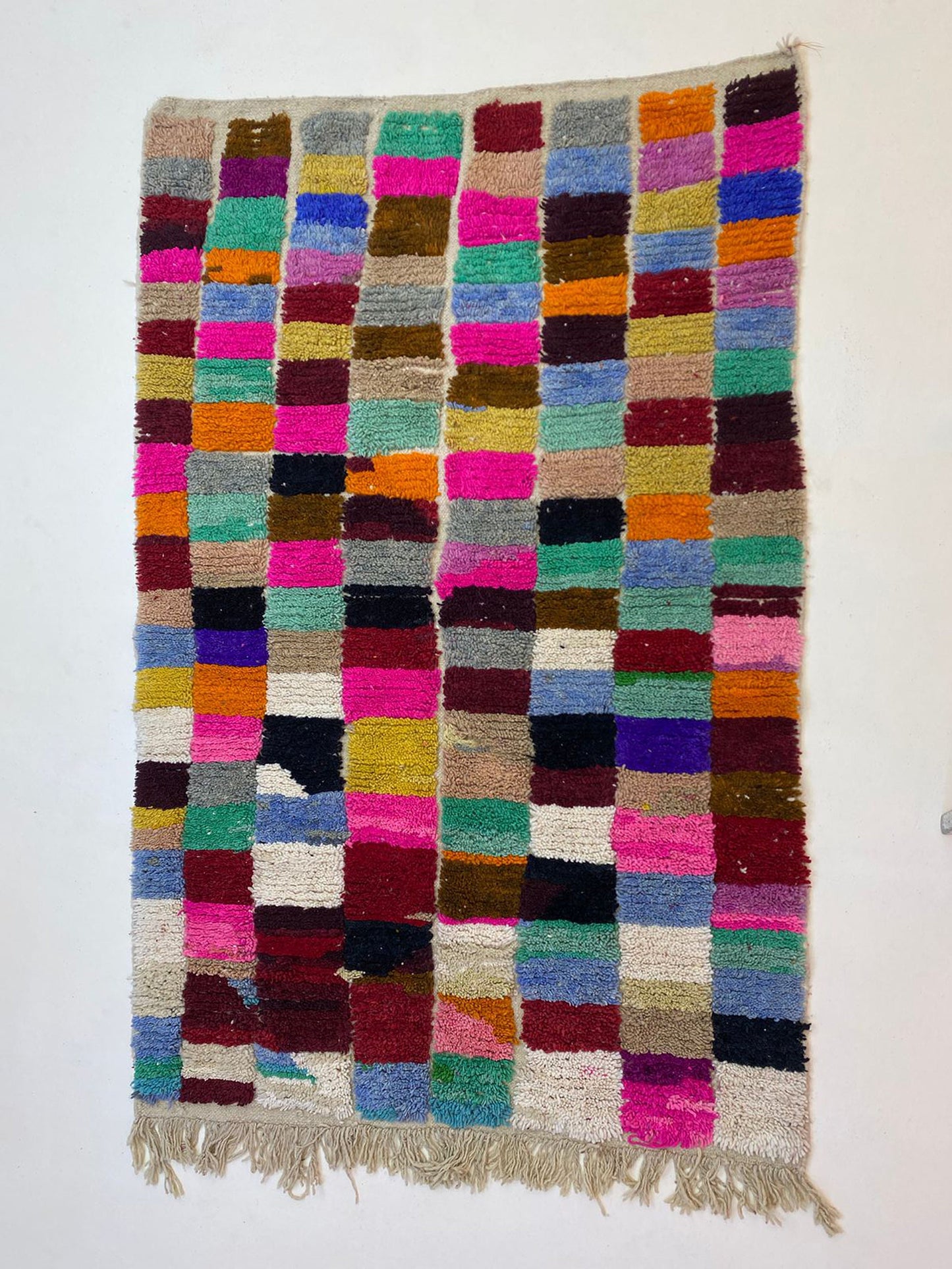 Tapis berbère marocain fait main, design à carreaux unique, tapis de sol coloré.