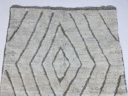 Tapis berbère marocain blanc diamant, tapis tissé unique fabriqué à la main.