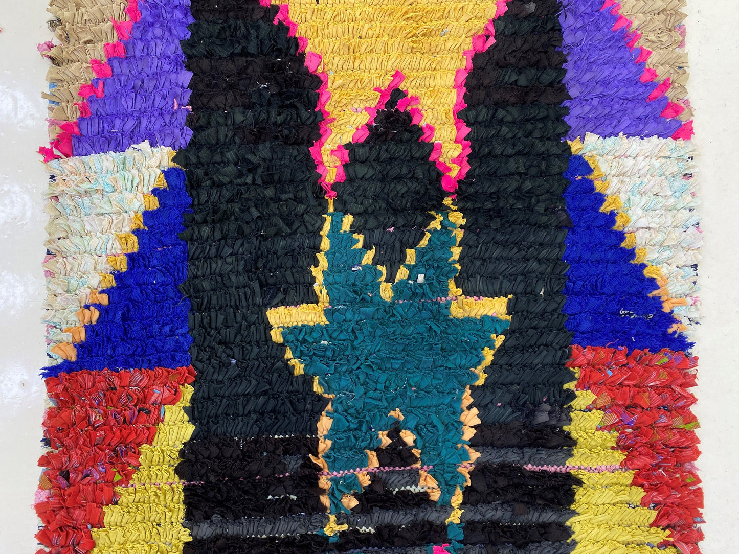 Tapis de couloir marocain Boucherouite 3x10, vintage, élégant et stylé.