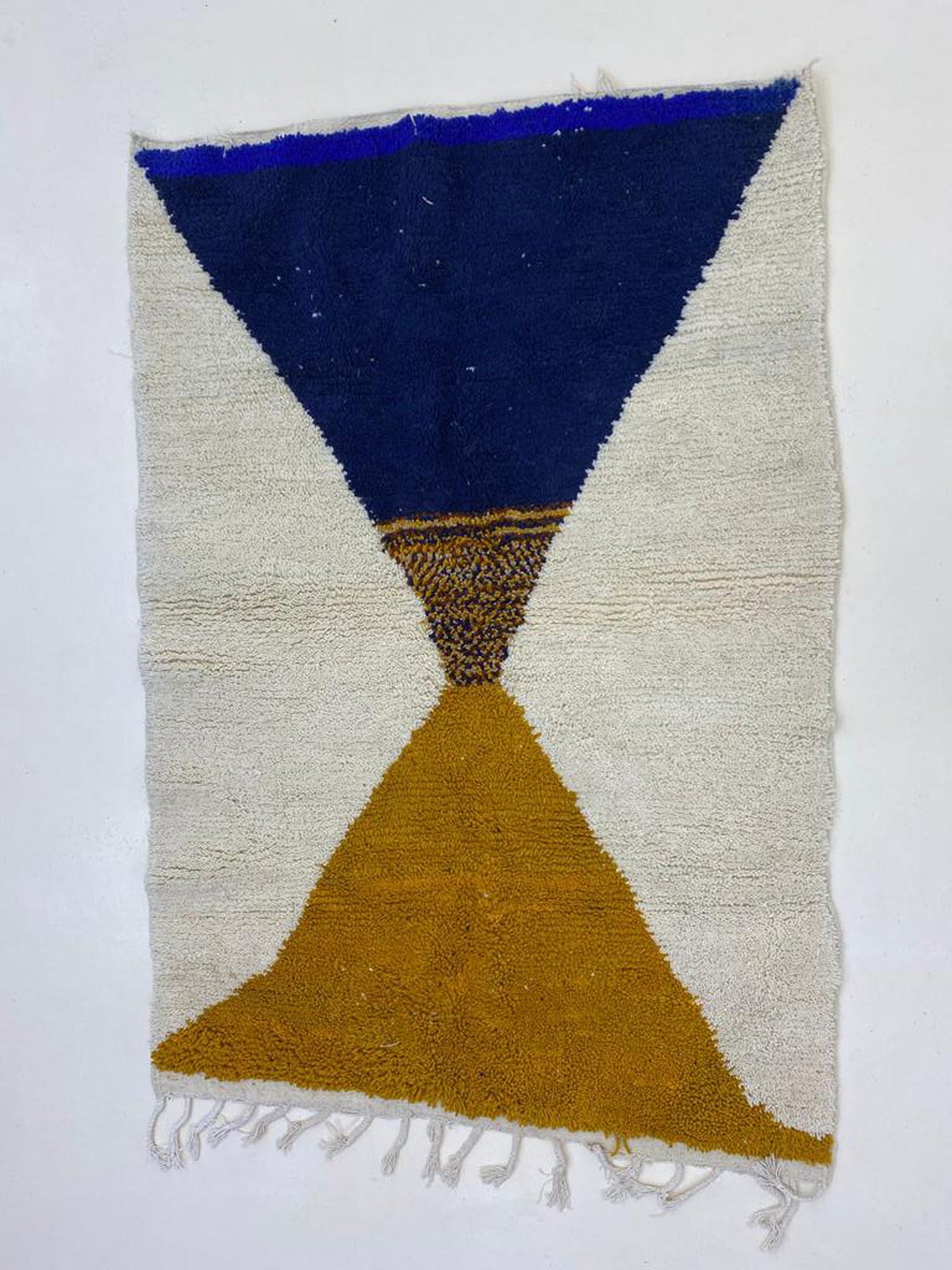 Tapis en laine marocain fabriqué à la main, tapis personnalisé audacieux pour le salon.