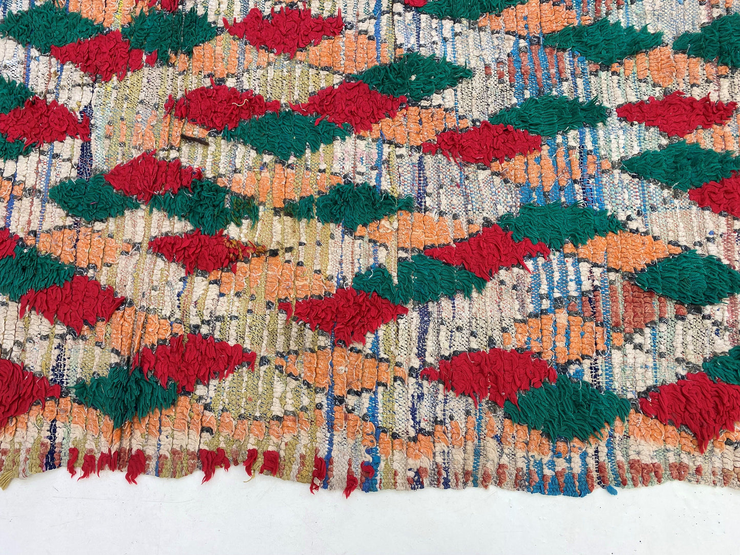 Tapis de couloir marocain vintage à losanges 4x10, motif tribal délavé.