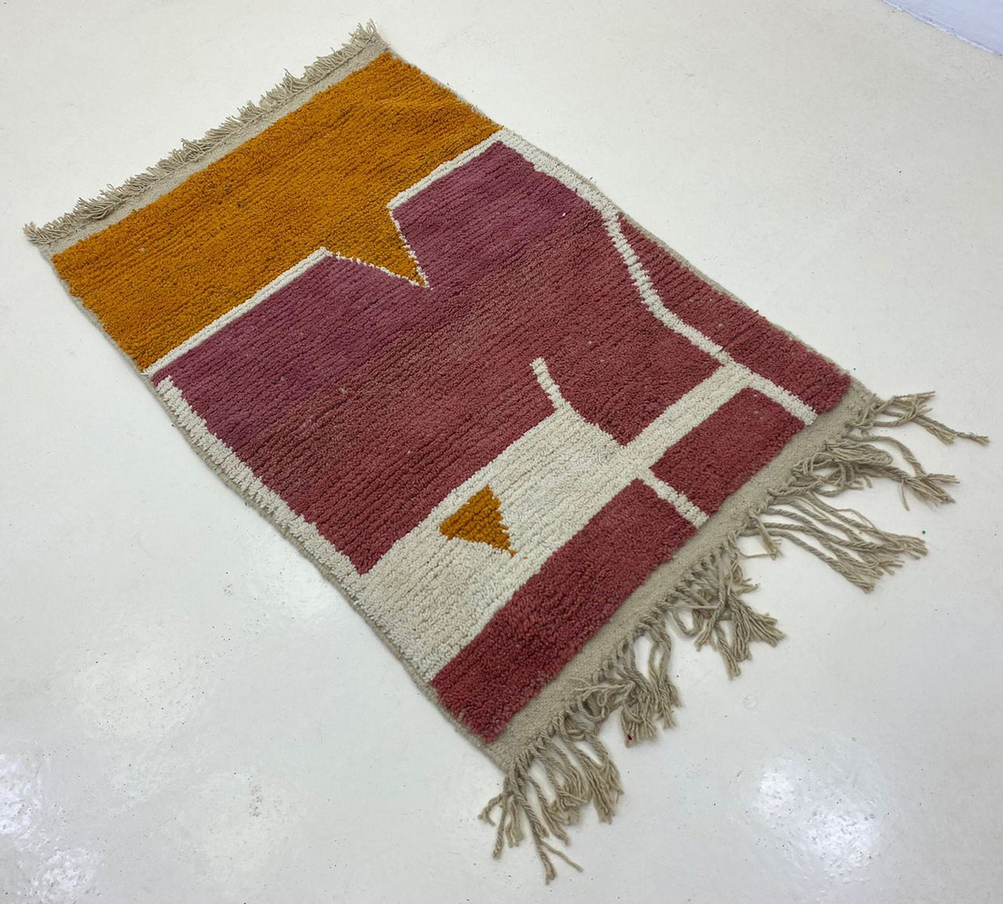 Tapis berbère marocain personnalisé et coloré.