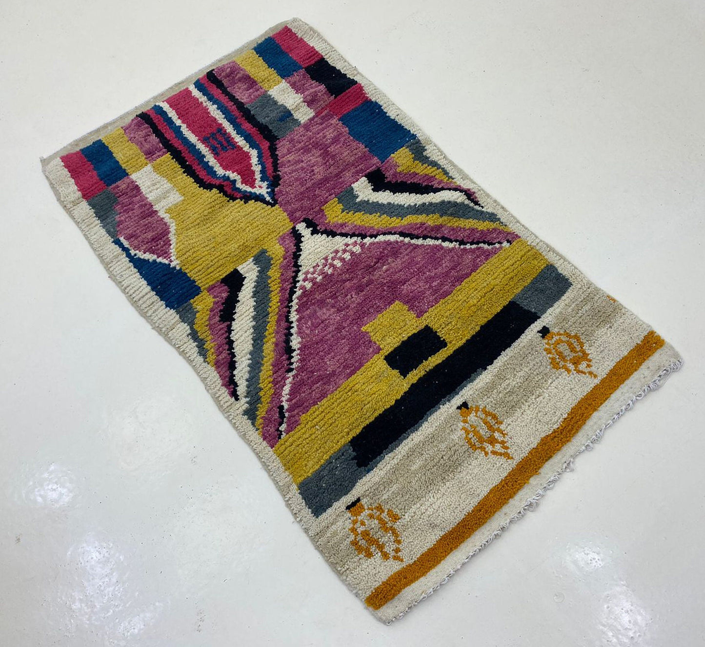 Tapis berbère marocain personnalisé, tapis en laine fait main et coloré.