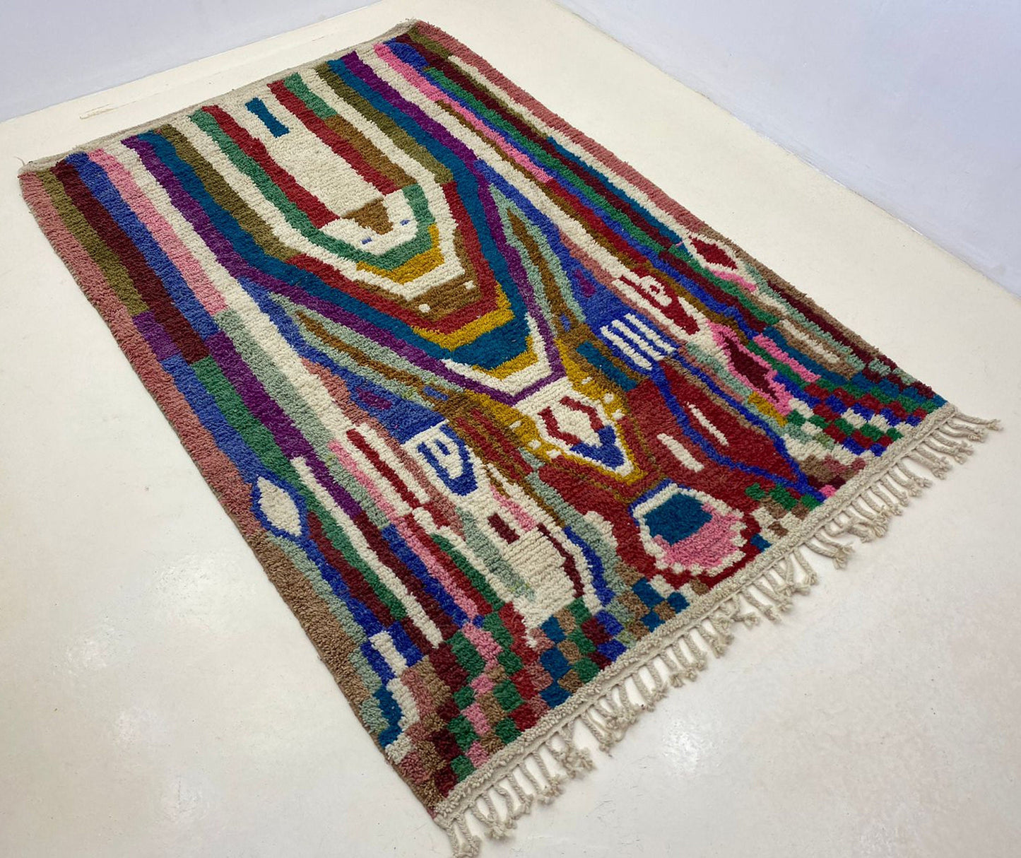 Tapis marocain fait main, ajout berbère unique à la décoration du salon.