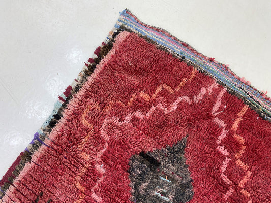 Tapis de couloir marocain vintage d'occasion, style tribal authentique.