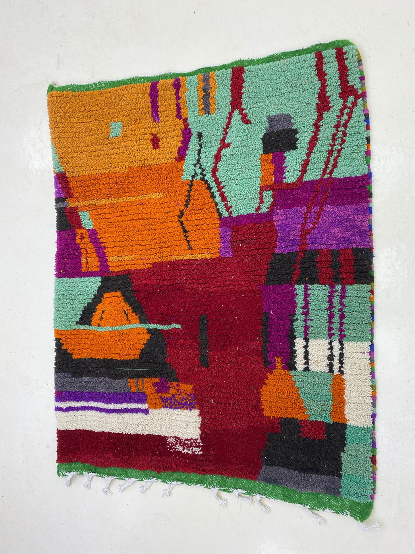 Tapis berbère marocain fait main, tapis personnalisé unique.