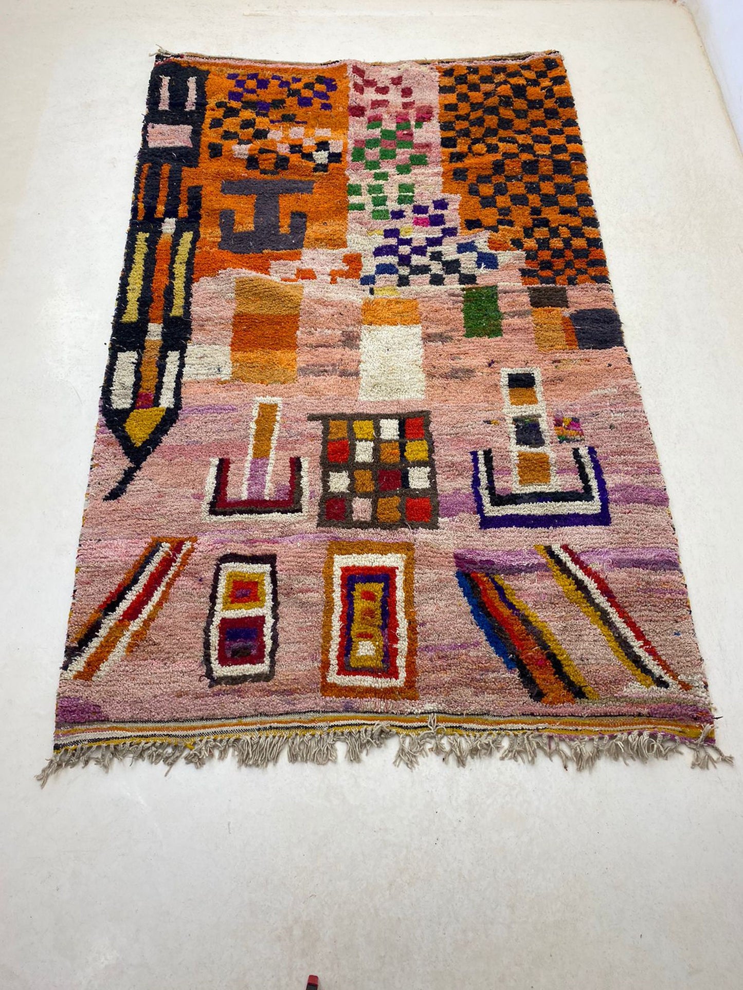 Tapis bohème marocain coloré, tapis berbère vibrant noué à la main.