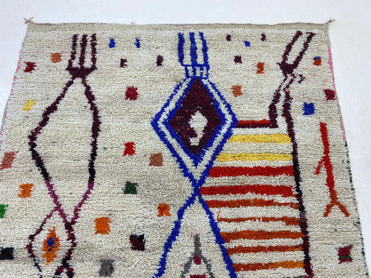 Tapis marocain coloré fait main, décoration berbère personnalisée pour le salon.