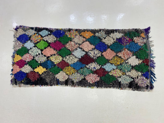 Tapis vintage marocain vibrant 2x5, parfait pour une décoration bohème.