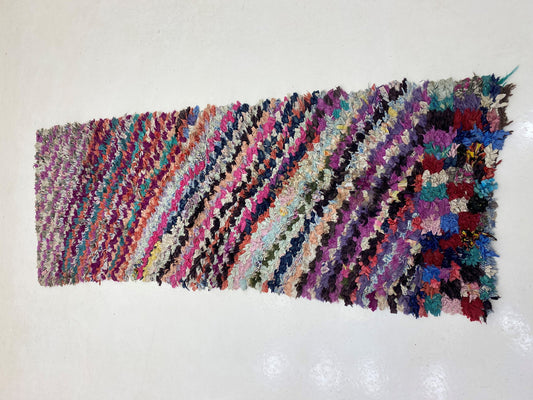 Tapis de couloir marocain coloré, design Boucherouite vintage.