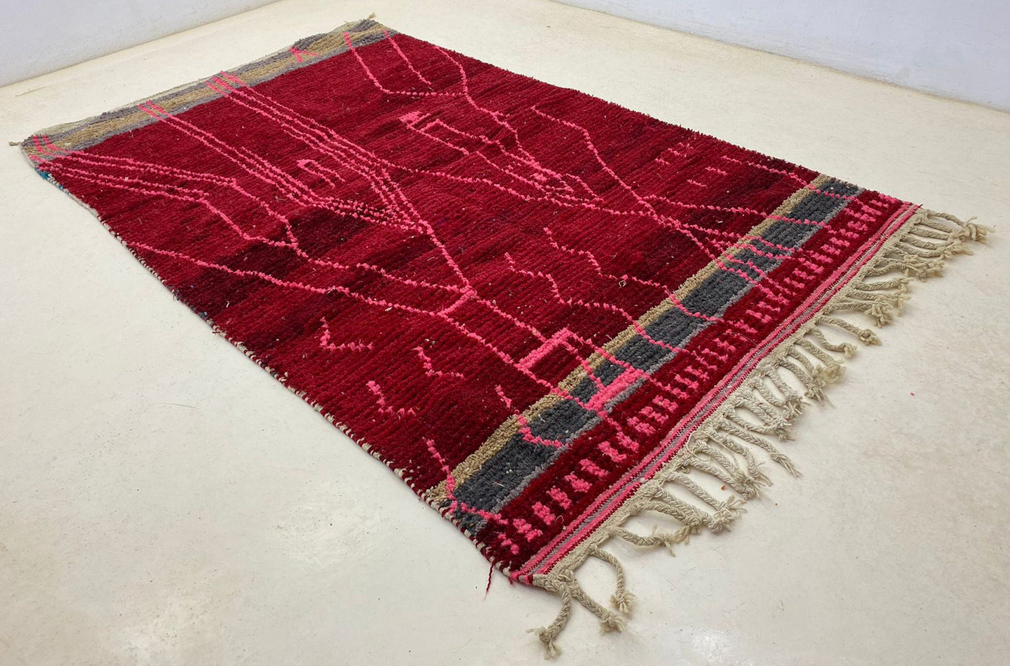 Tapis marocain rouge fait main, tapis de décoration bohème personnalisable.