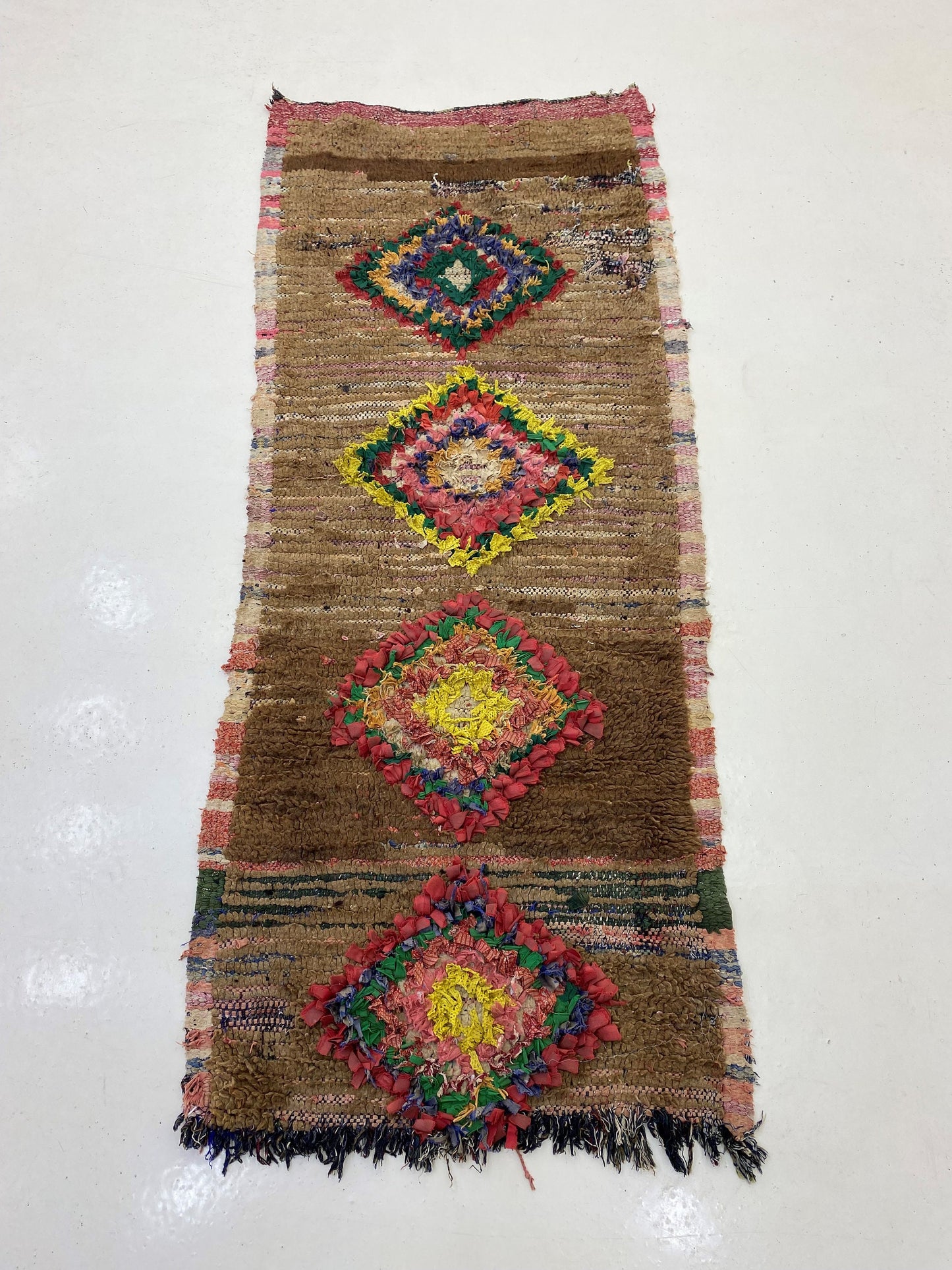 Tapis de couloir marocain Boucherouite, tapis de couloir berbère vintage 2x6.