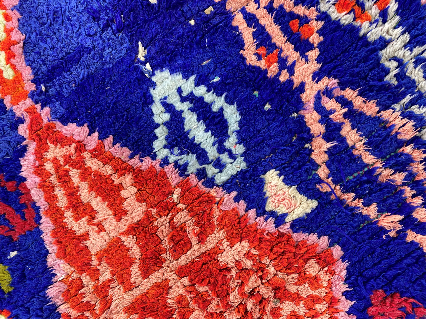 Tapis de couloir marocain vintage d'occasion, authentique tapis de style berbère.