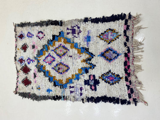 Tapis marocain Boucherouite 3x5 : petit décor bohème vintage.