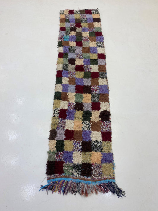 Tapis Boucherouite marocain éclectique 2x8, décoration d'intérieur berbère vintage.